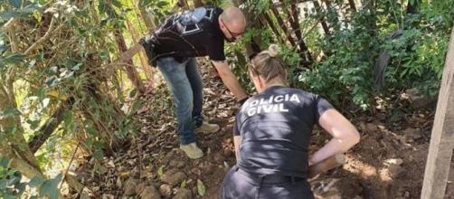 Policiais encontraram o corpo da mulher no terreno. (Divulgação/ Polícia Civil)