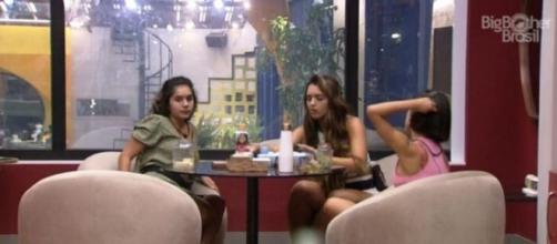'BBB20': Rafa, Manu e Gizelly conversam no quarto do líder. (Reprodução/TV Globo)