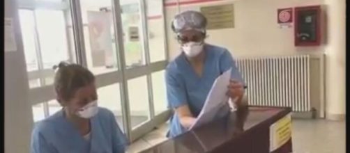 All'ospedale di Rivoli a Torino due infermiere suonano Imagine di John Lennon per pazienti e colleghi.