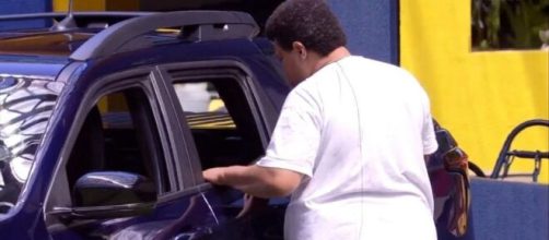 'BBB20': Babu observa carro. (Reprodução/TV Globo)