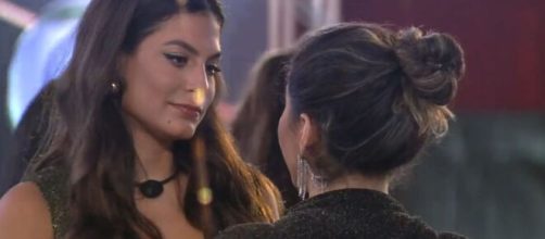 Gizelly e Mari conversam na festa do "BBB20". ( Reprodução/TV Globo )