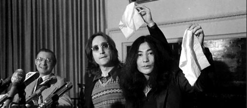 John Lennon y su esposa Yoko Ono agitan la bandera del nuevo país, Nutopia, en la conferencia de prensa de Nueva York.