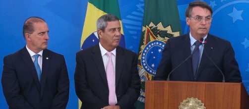 O presidente Jair Bolsonaro (o primeiro da direita para a esquerda) durante coletiva de imprensa (Marcello Casal Jr/ Agência Brasil)