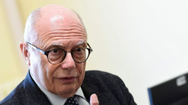 Il virologo Massimo Galli dichiara di avere un pensiero diverso rispetto alla collega Gismondo in materia di coronavirus.