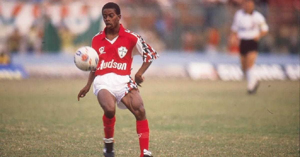 Revelado pela Portuguesa, Dener completaria em abril 49 anos Revelado pela Portuguesa, Dener completaria em abril 49 anos