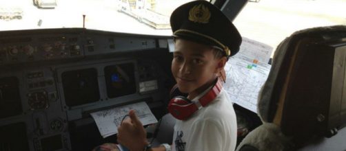 Yassine publie une photo enfant/adulte dans le cockpit d'un avion (source : twitter @yassbkr_)