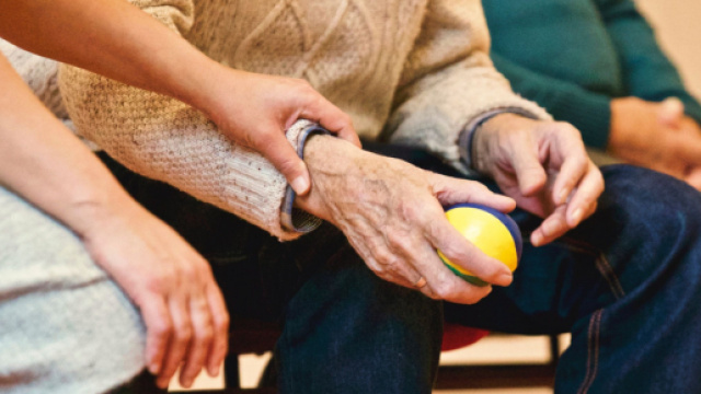 Coronavirus : Les Ephad rouvrent leurs portes avec certaines conditions. Credit : Matthias Zomer/Pexels