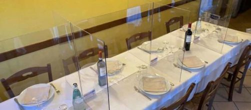 Covid table, dopo la proposta di box in plexiglass sulle spiagge, fa discutere l'idea di divisori anticontagio in vetro nei ristoranti.