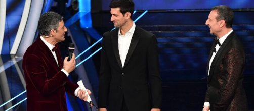 Fiorello, Djokovic e Amadeus sul palco del festival di Sanremo 2020.