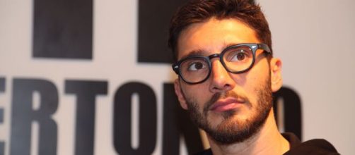 Stefano De Martino probabile frecciatina a Feltri su Twitter: ‘Qualcuno è rimasto al 1800’.