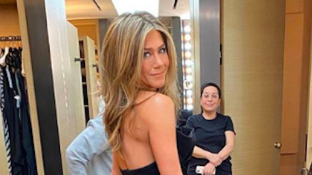 Jennifer Aniston met aux enchères une place pour assister au tournage de la série Friends. Credit : Instagram/jenniferaniston