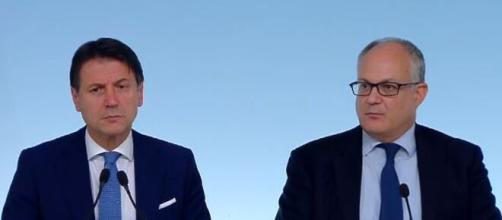 Il presidente del Consiglio Giuseppe Conte e il Ministro dell'Economia Roberto Gualtieri hanno presentato il 'Cura Italia''.