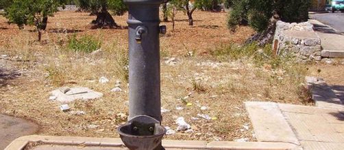 Coronavirus, non ha i soldi per comperare l'acqua e si reca a prenderla alla fontana pubblica: donna multata di 533 euro