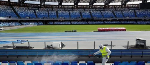 Estadio de fútbol en Italia siendo desinfectado