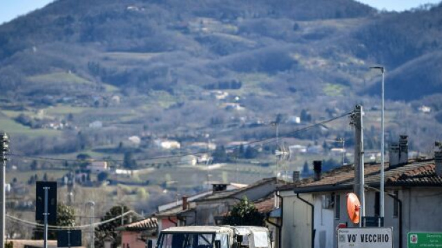 Emessa in Campania ordinanza che dà via libera a riapertura ad alcuni esercizi commerciali con precise prescrizioni