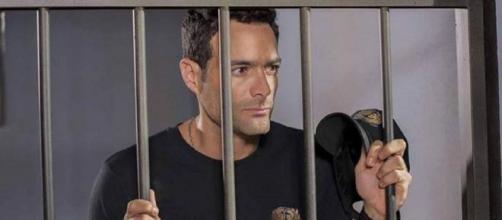 José Luís é preso por culpa de Demétrio em "O Que A Vida Me Roubou". (Reprodução/Televisa)