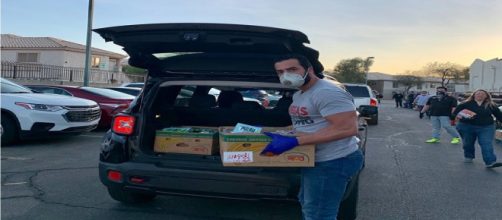 Fmr. Rep. Ruben Kihuen distributing food to Las Vegas community. [Image Source: Ruben Kihuen/Facebook]