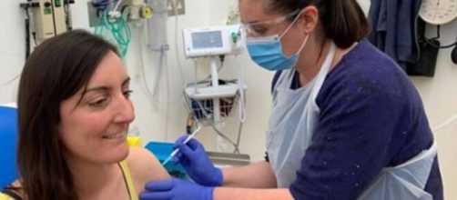 Coronavirus: Elisa Granato è la prima italiana volontaria a testare il vaccino, su Twitter scrive 'Sto benissimo'.