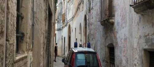 Lecce, 43enne cerca di scavalcare balcone di una casa abbandonata: cade e muore sul colpo