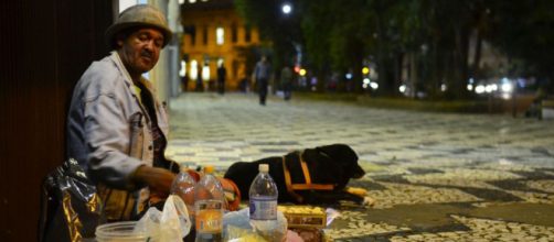Moradores de rua passando dificuldades em meio ao coronavírus. (Arquivo Blasting News)