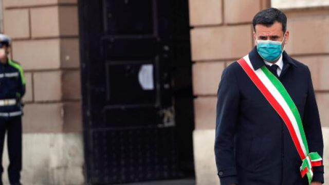 Bari, troppa gente sul lungomare, arriva il sindaco De Caro e manda tutti a casa.