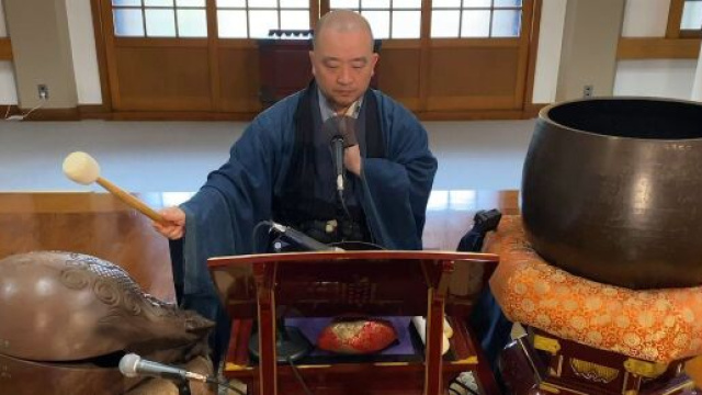 Kazukata Yamada, il monaco buddhista che reinterpreta i grandi classici rock.