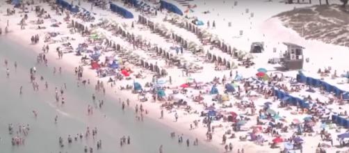 Confinement malgré les mesures de confinement les plages américaines sont bondées. Credit : Capture YouTube