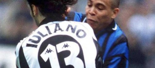 Nella foto il contatto in area di rigore fra Iuliano e Ronaldo nel 1998.