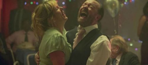 Ricky Gervais e Kerry Godliman em cena da segunda temporada de 'After Life'. (Arquivo Blasting News)