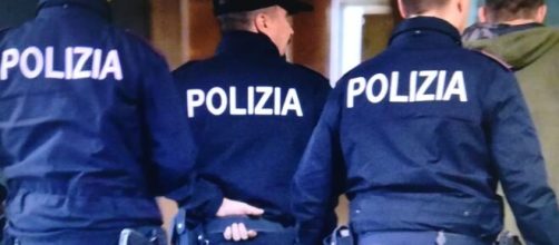 La polizia ha arrestato il compagno della vittima e indaga sulla madre.