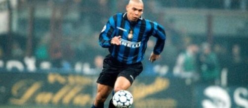 Ronaldo il Fenomeno nella foto con la maglia dell'Inter.