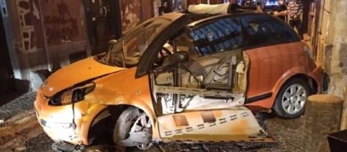 Violentissimo incidente stradale nel napoletano: auto finisce contro un palazzo.