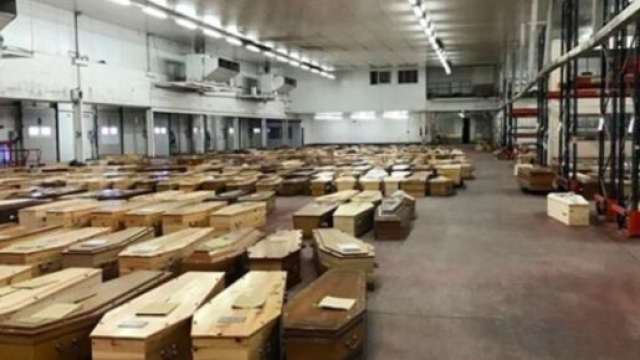 la morgue temporaire de Rungis choque la toile - Crédit photo @Mediapart Twitter
