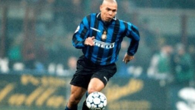 Ronaldo il Fenomeno nella foto con la maglia dell'Inter.
