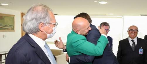 Bolsonaro recebe dono da Havan com abraço. (Arquivo Blasting News)