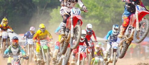 A group of motocross racers in action. [Image via Pexels - Pixabay]