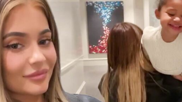 La schiaritura poco uniforme di Kylie Jenner, risultato del suo lavoro da parrucchiera in quarantena.