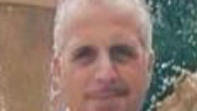 Tragedia a Frosinone: Massimo Zeppieri cade dal tetto e muore, l'operaio aveva 52 anni.