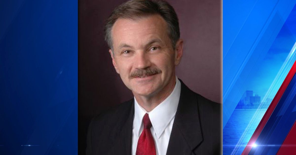 Bowling Green, Kentucky Mayor Bruce Wilkerson discovers woman hiding in(00)