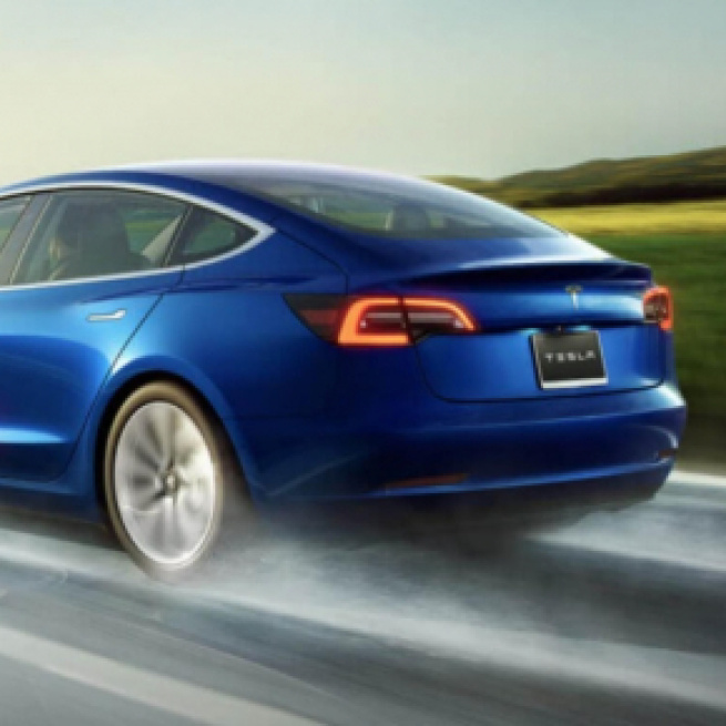 Tesla 3 accelera nel mercato italiano a marzo 2020.