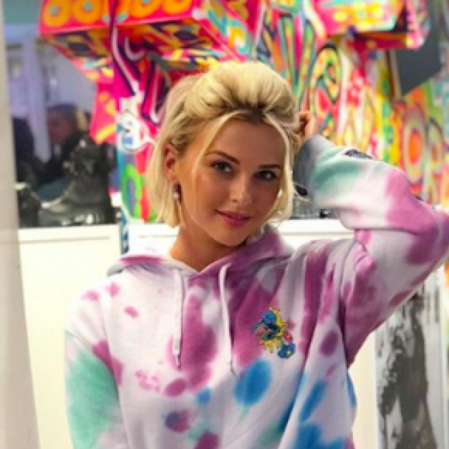 TPMP : La nouvelle robe de Kelly Vedovelli fait parler. Credit : Instagram/kellyvedovelli