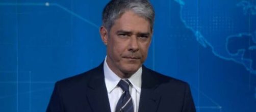 'Jornal Nacional' flagra jornalista assistindo 'Fofocalizando'. (Reprodução/Rede Globo)