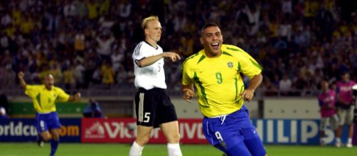 Ronaldo comemora um dos gols na final da Copa do Mundo de 2002. (Arquivo Blasting News)