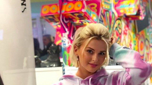 TPMP : La nouvelle robe de Kelly Vedovelli fait parler. Credit : Instagram/kellyvedovelli