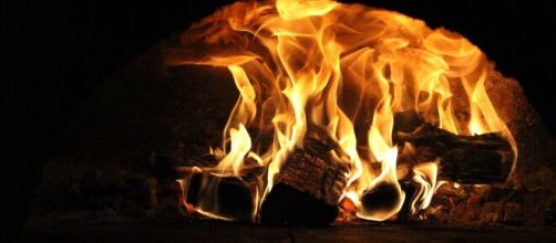 Lecce, 'Nessun aiuto, in fumo i nostri sogni': stilista di Veglie dà fuoco ai suoi abiti.