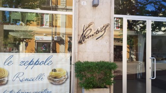 Coronavirus, Cosenza: un'immagine del bar storico della città , il Renzelli, ancora chiuso.