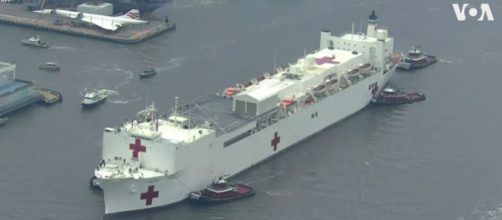 Coronavirus : Un hôpital a été mis en place sur un bateau sur la rivière de Hudson à New York. Credit : VOA News Capture