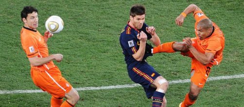 Nigel de jong kung fu master sur Xabi