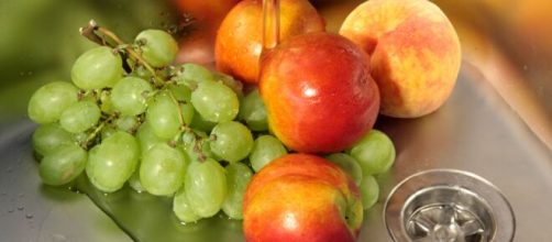 No hay pruebas de que desinfectar alimentos evite el coronavirus.