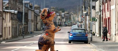 Scozia, viola lockdown e gira in strada travestito da T-Rex: 'Volevo sdrammatizzare'